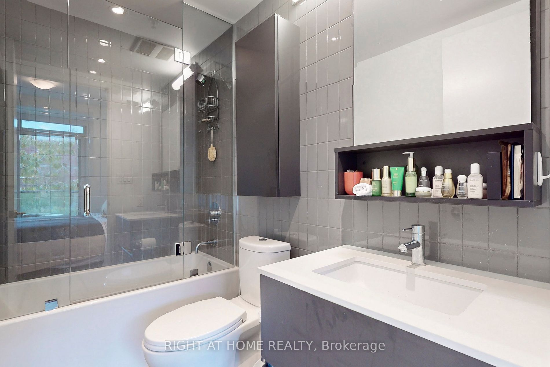 377 Madison Ave 207