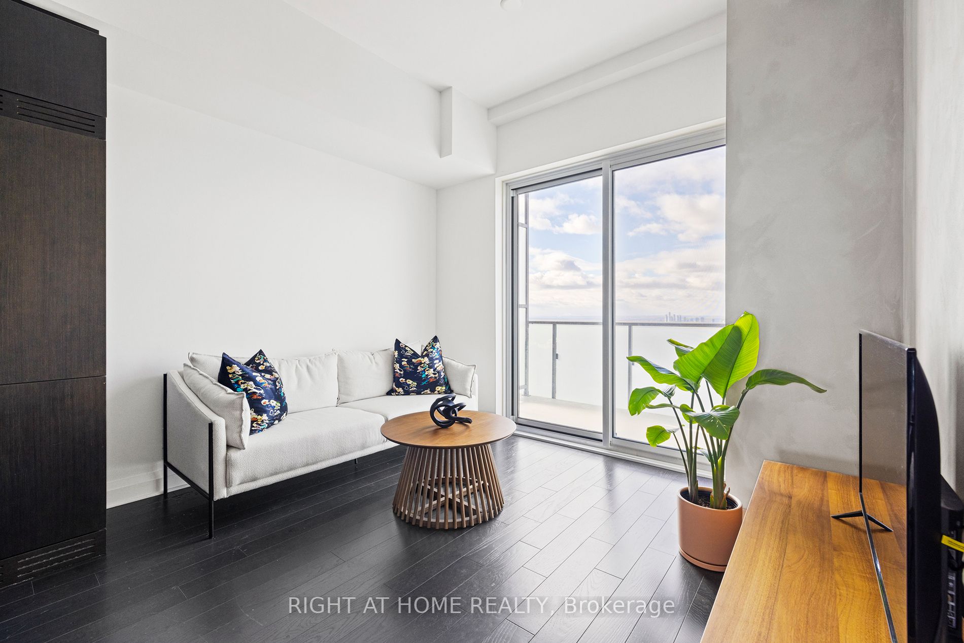 1080 Bay St 5203