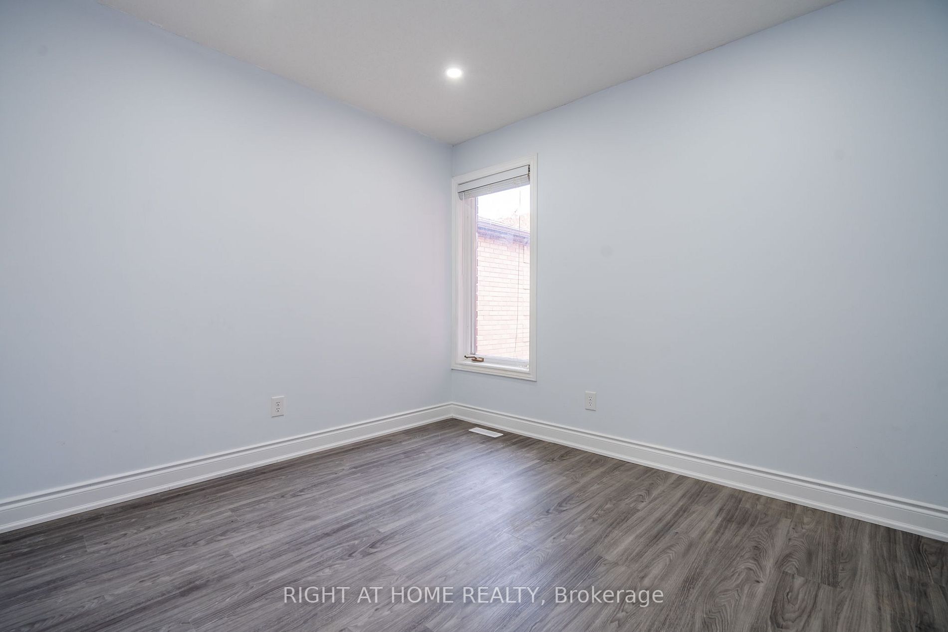 1052 Dina Cres