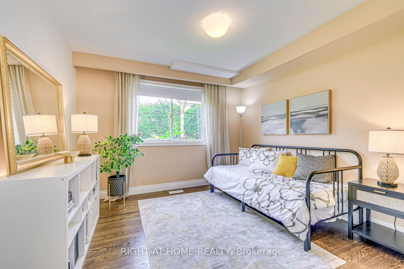 1306 Napier Cres