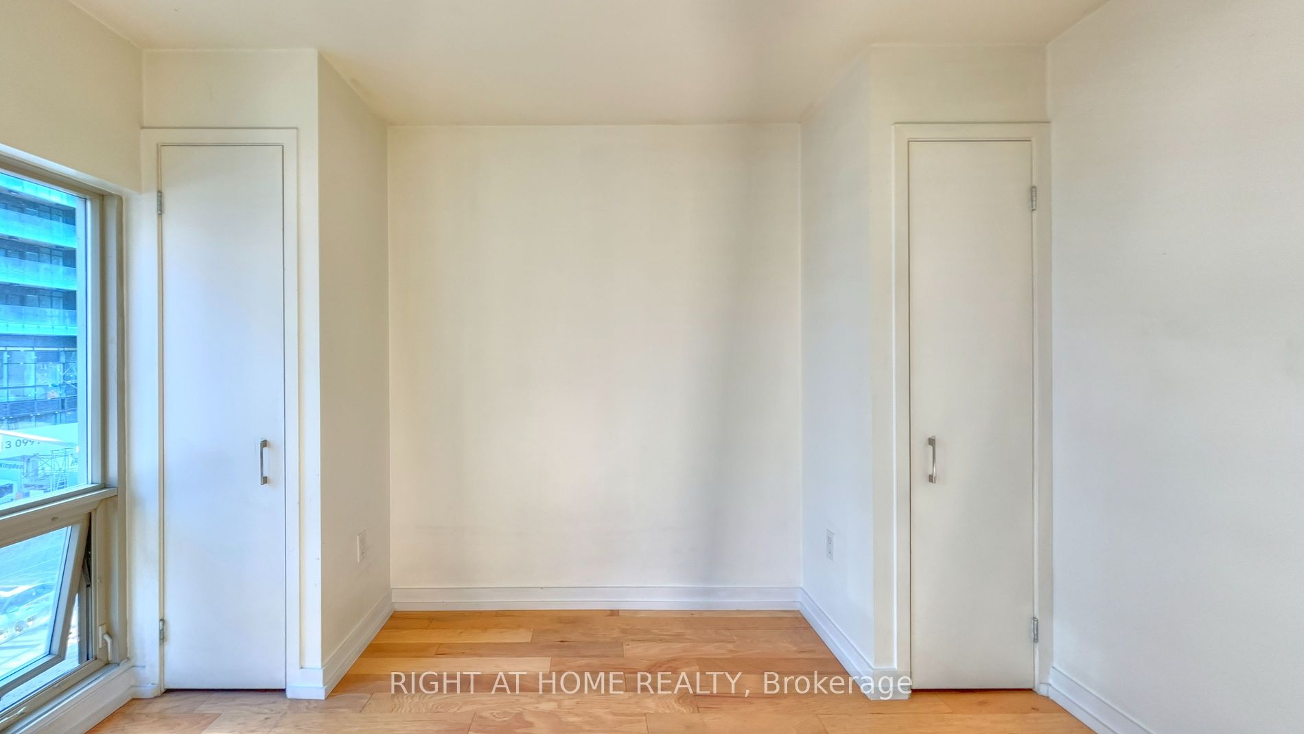 9 Spadina Ave 312