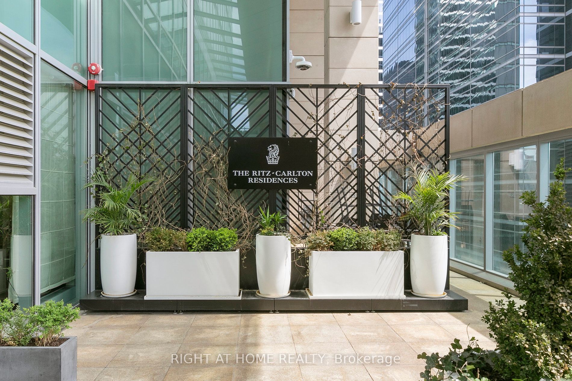 183 W Wellington St 3902