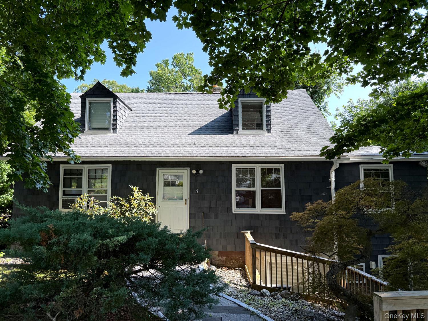 4 W Livingston Street