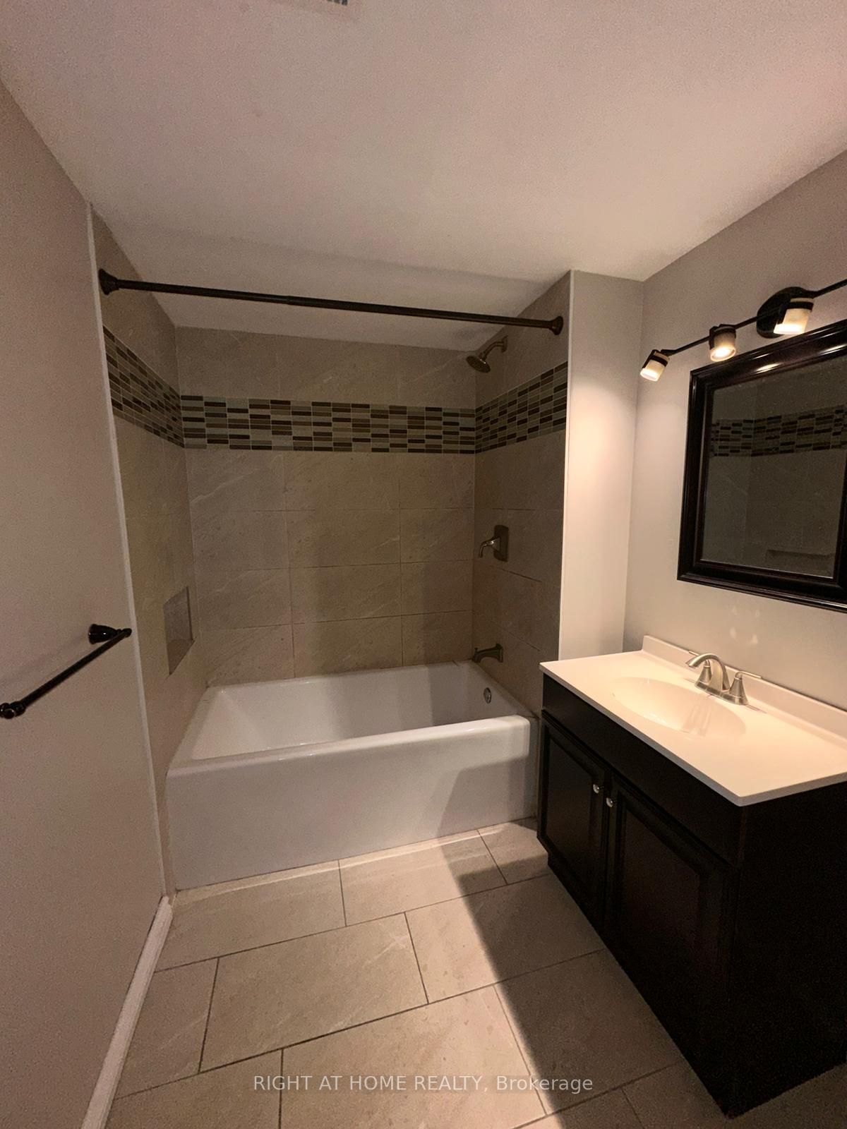 362 Kirby Cres Lower