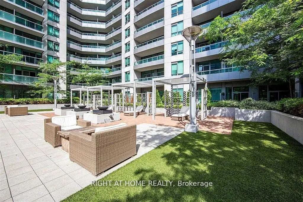 19 Grand Trunk Cres 305
