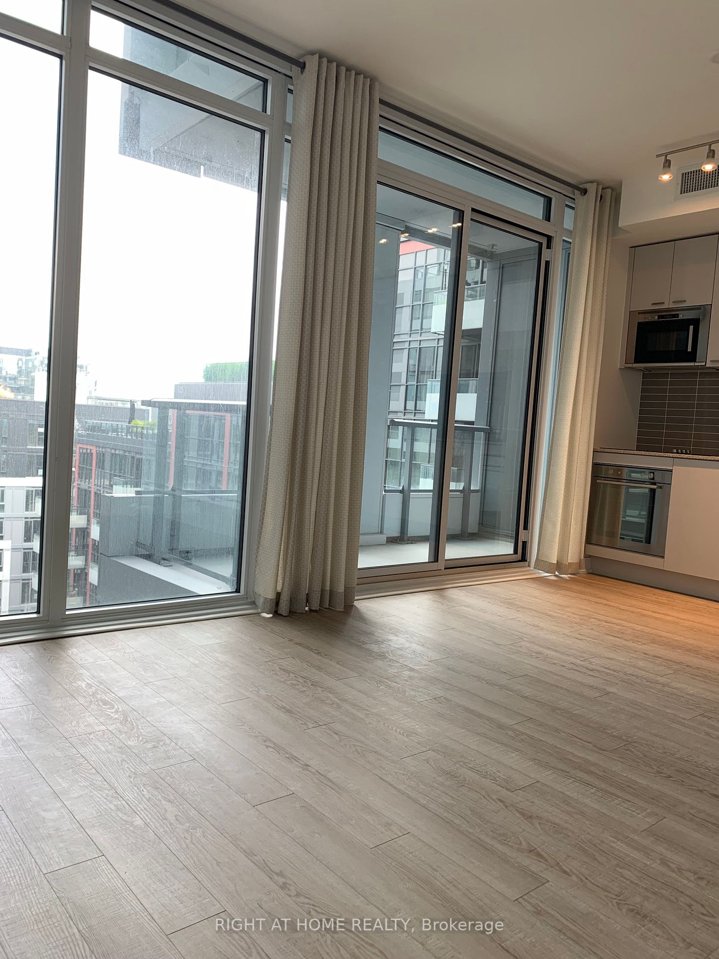 576 W Front St 1001