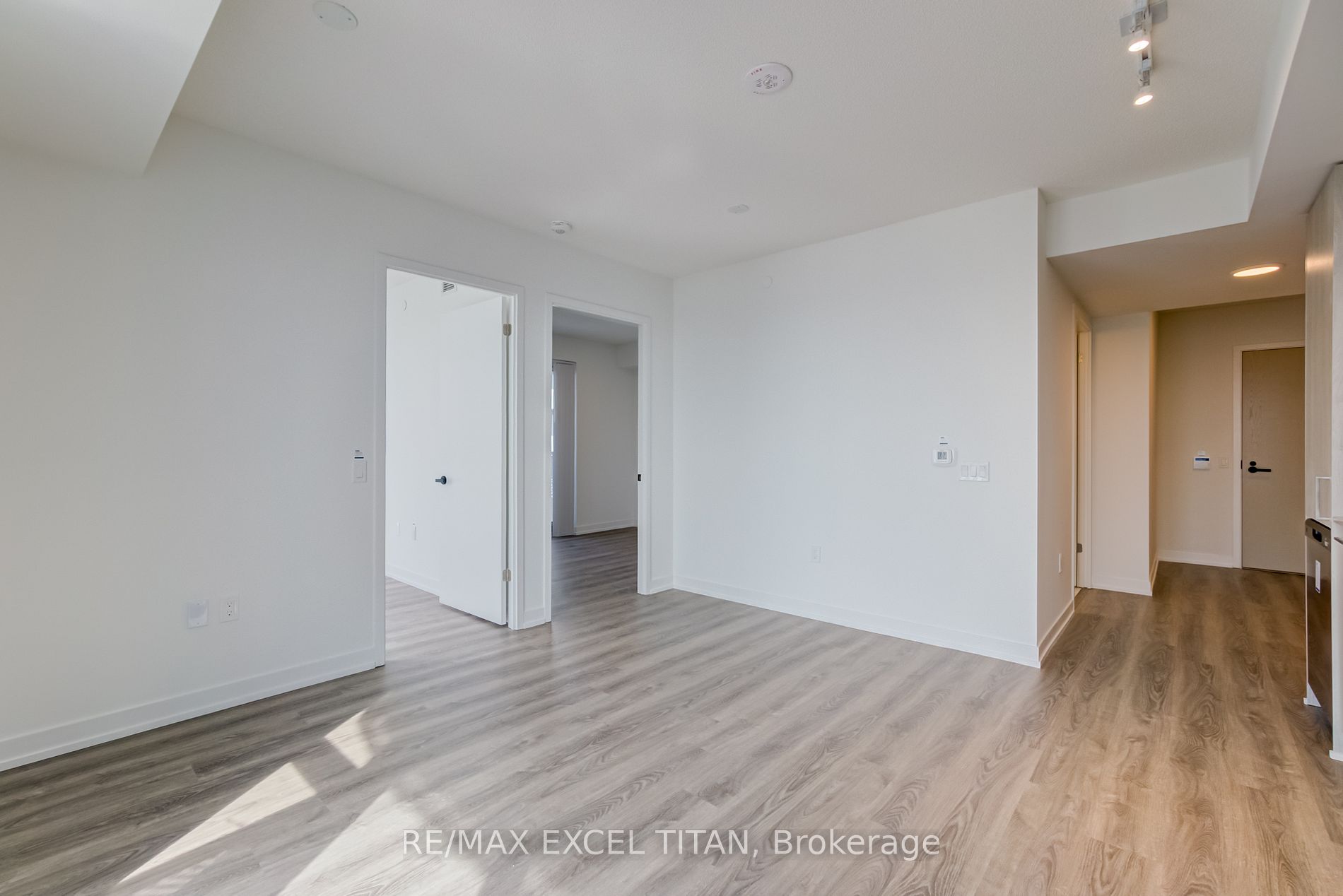 195 Commerce St 2911