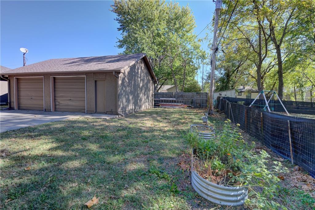 1213 E Fredrickson Drive