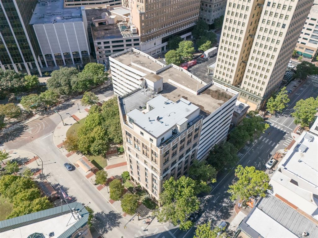 910 Houston Street 204