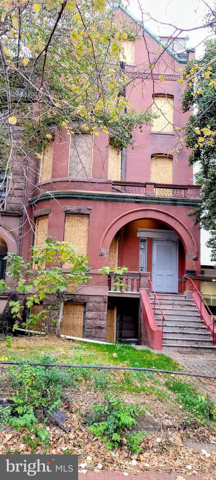 INVESTORS!-GRAND SCALE LIVING. NEEDS WORK BUT OWNERS WILL ENTERTAIN ALL OFFERS HUGE W/ 7500+ SF, 6 LVLS-"L2" IS BSMT,"L1" IS REALLY MAIN, 4 LVLS ABOVE GRADE, THIS PROPERTY HAS NEW ROOF WITH SKYLIGHTS,  SEP CARRIAGE HOUSE GARAGE W/ HUGE LOFT. GORGEOUS ORIGINAL WOODWORK, MOLDING & TRIM, 10FT PLUS CEILINGS,MARBLE FIREPLACE.  THE SELLERS HAVE COMPLETED PERIMETER FRAMING THROUGHOUT PLEASE CONTACT AGENT FOR MORE INFORMATION AND SHOWING INSTRUCTIONS