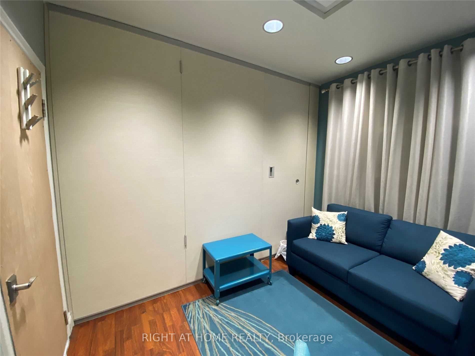 1033 Bay St 221