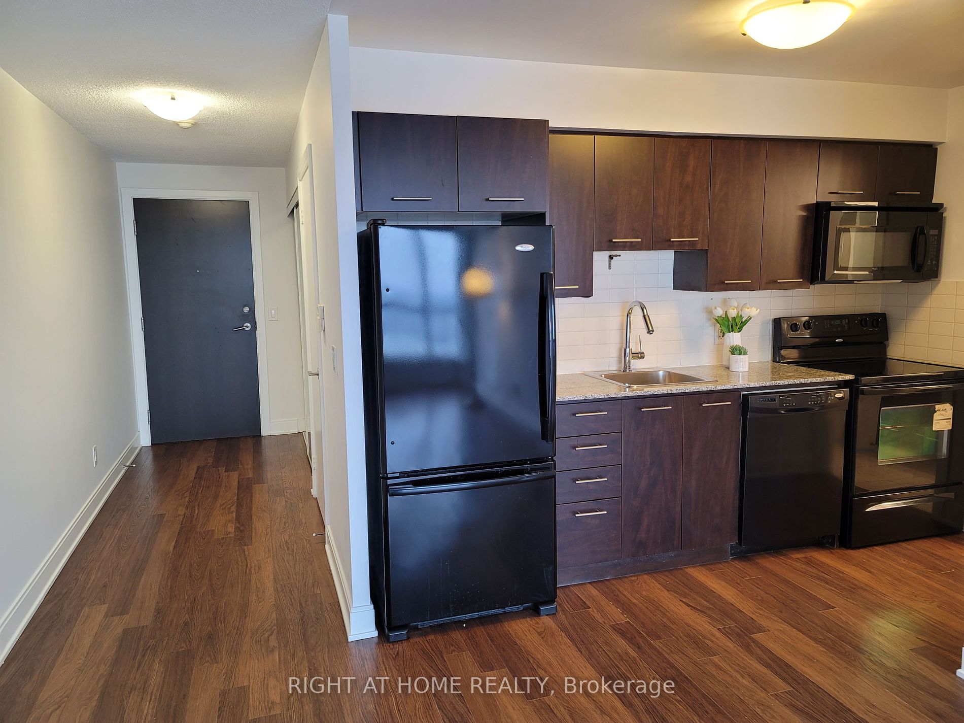 125 Village Green Sq 2001