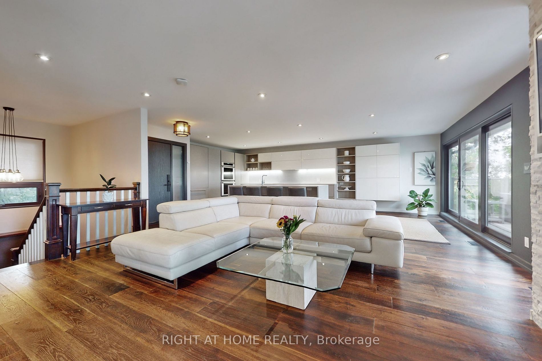 868 Danforth Pl
