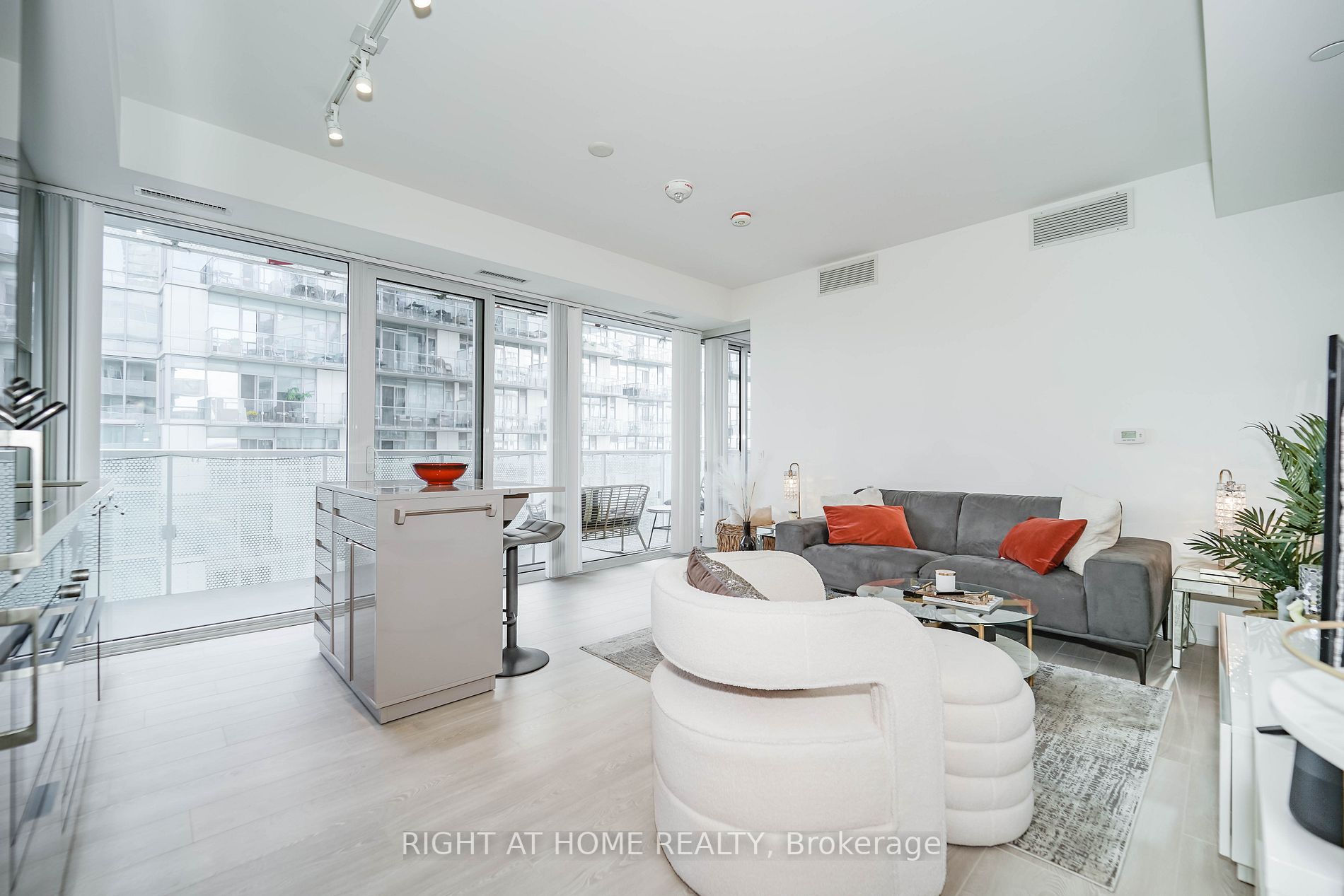 15 E Queens Quay 707