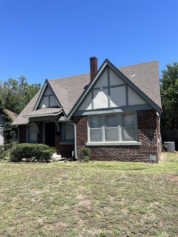 Uncover the charm of this snug 2-bedroom treasure close to Uptown OKC! Boasting original hardwood floors, central heating and air, a fenced yard, and a garage, this home seamlessly blends classic allure with contemporary comforts. Experience the perfect combination of coziness and practicality. Don't let this delightful property slip away!*Does not accept section 8We gladly welcome up to two pets with prior approval through Petscreening!To process a pet profile, Petscreening requires a non-refundable fee of $25 (ACH) or $30 (credit card). Profiles for service animals and households without pets are free of charge. Pet rent is also determined by FIDO score.The required pet deposit is determined by the FIDO score assigned by Petscreening and is as follows:• FIDO Score 1: $500• FIDO Score 2: $450• FIDO Score 3: $400• FIDO Score 4: $350• FIDO Score 5: $300