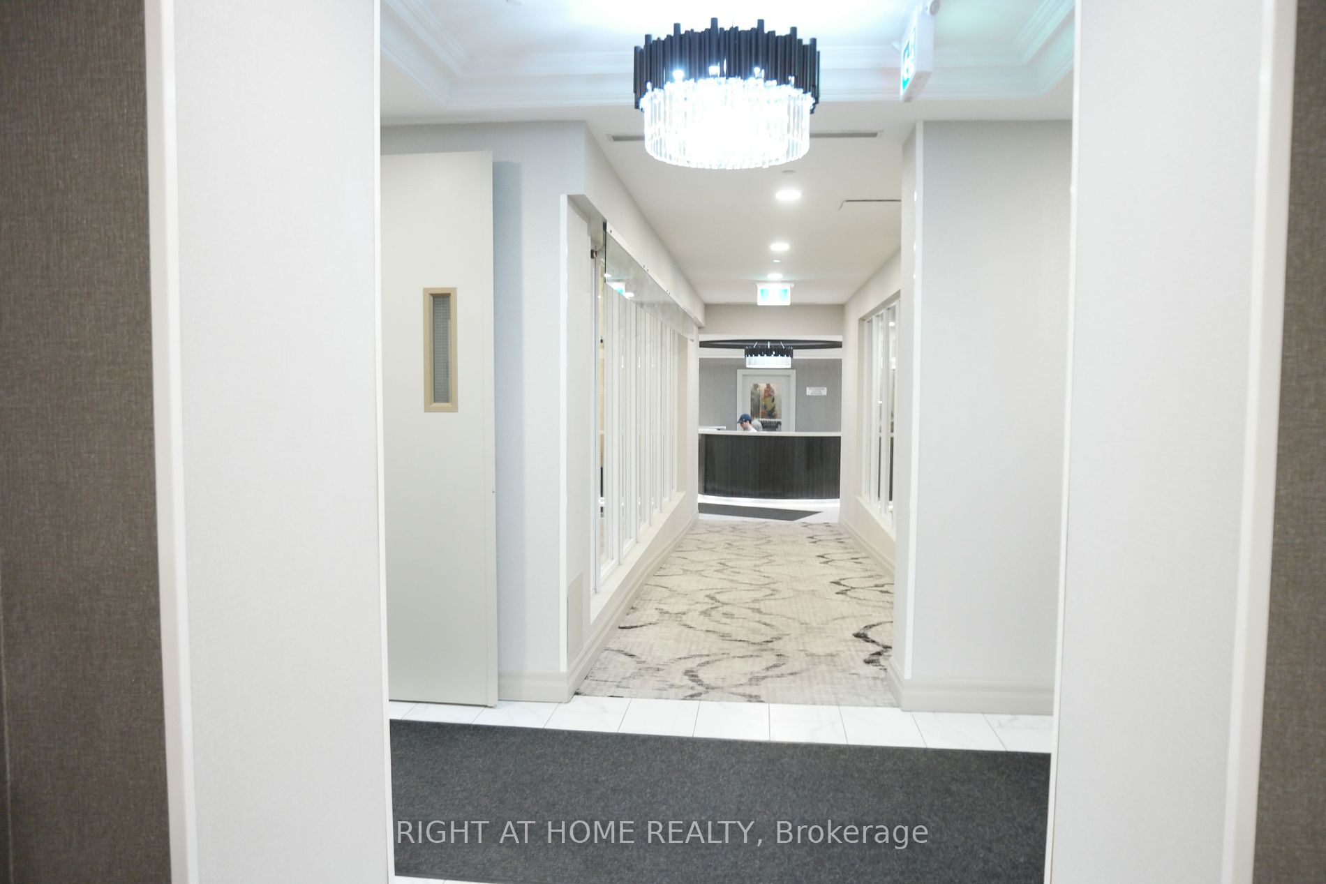 61 N Town Centre Crt 1004