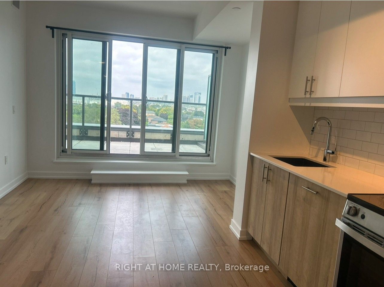 1195 The Queensway 704