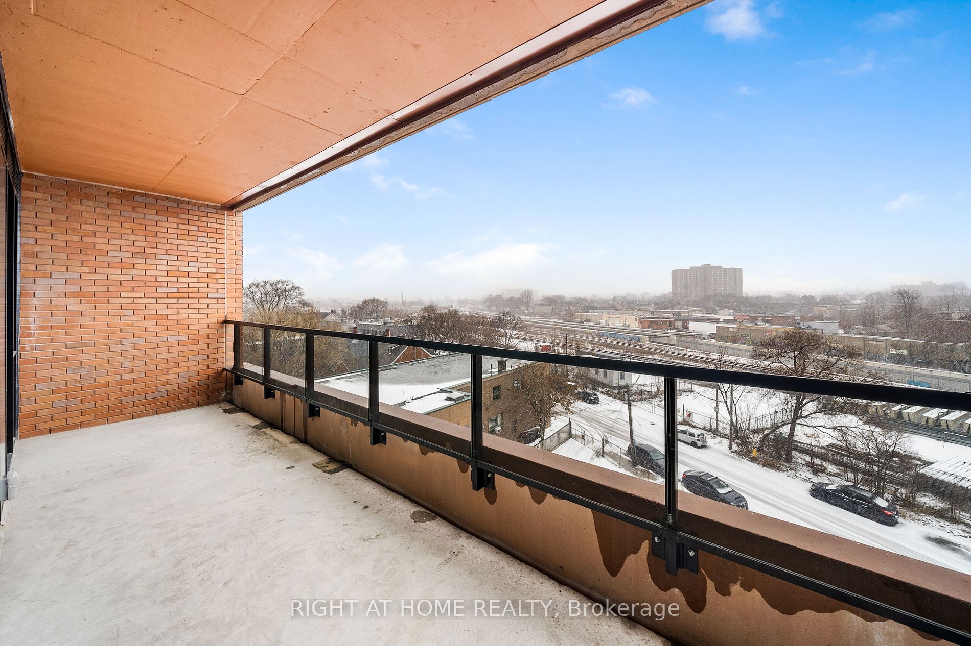 2720 Dundas St 520