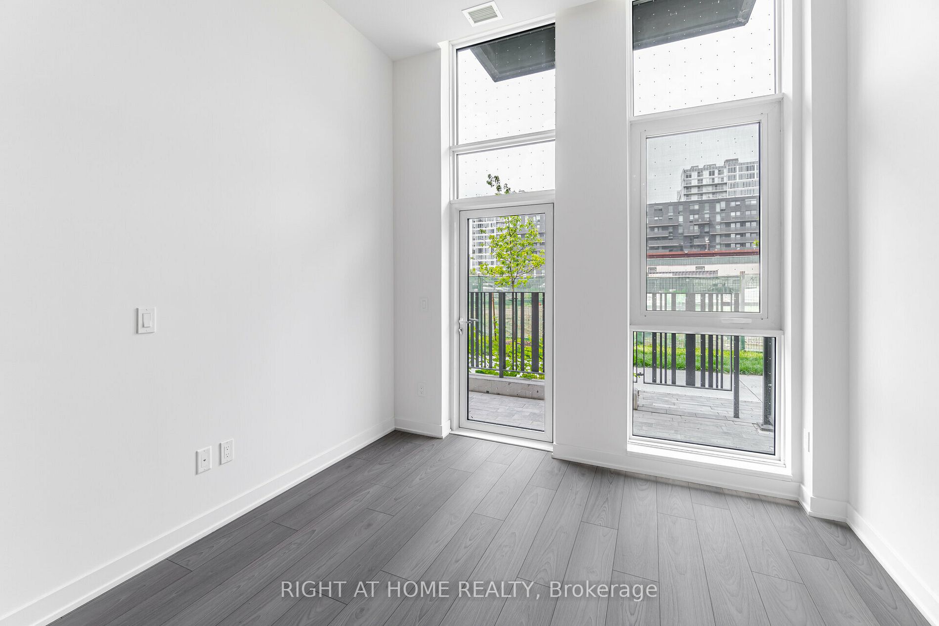 8 Tippet Rd 0110