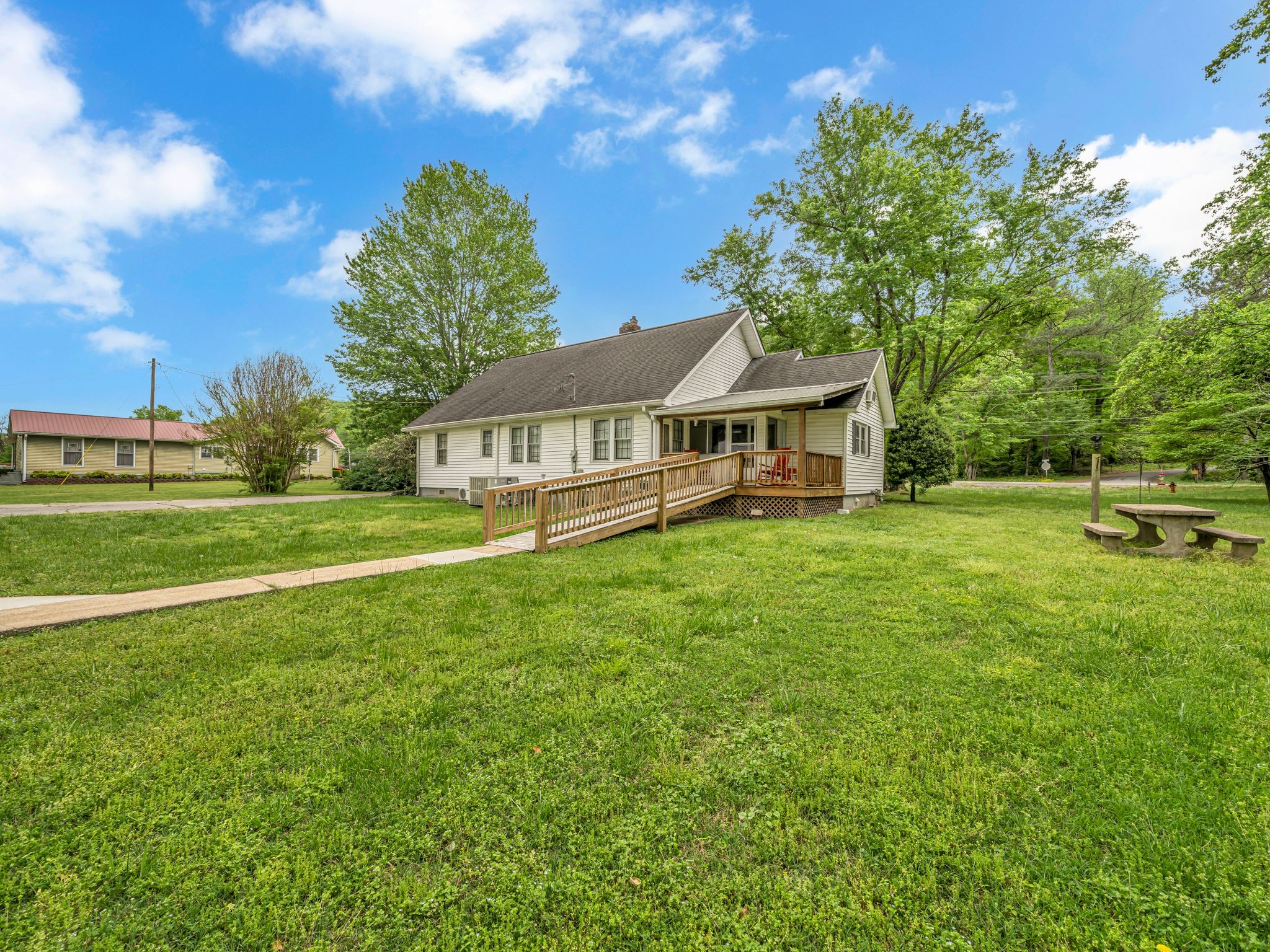 609 W Main St