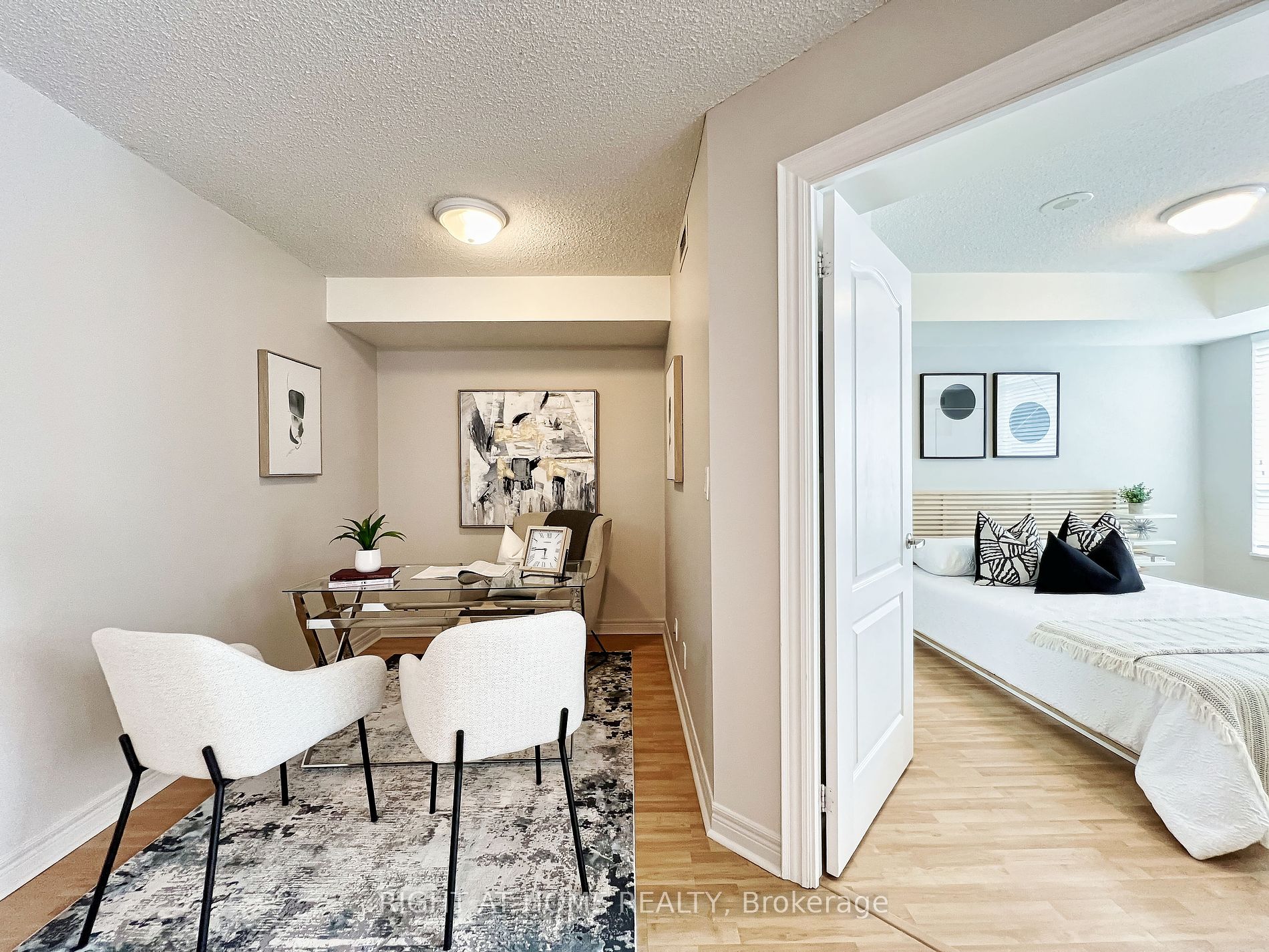 212 E Eglinton Ave 502