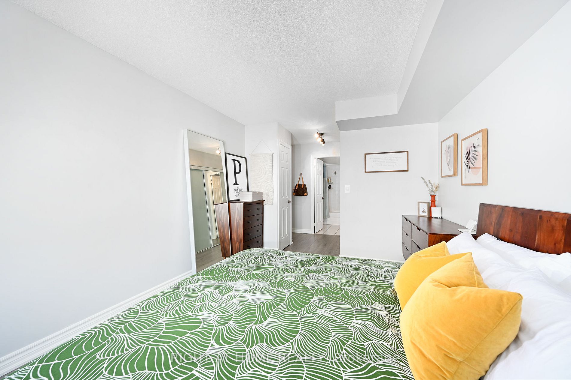 190 Manitoba St 805