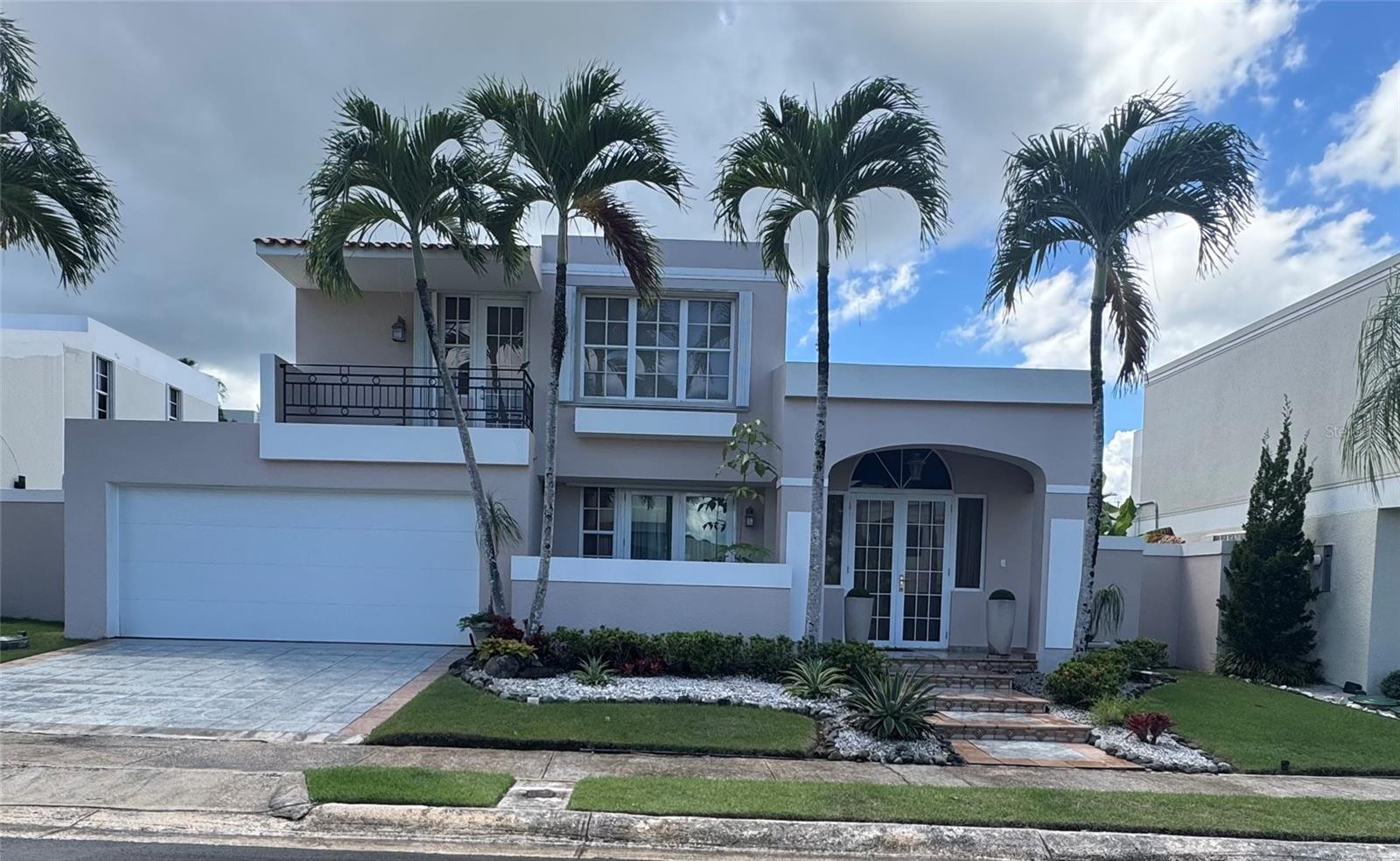 Your Dream Home Awaits in Palmas Real, Guaynabo. Looking for comfort, security, and outstanding amenities? This property has it all. It features 4 bedrooms, 3 full bathrooms and 1 half bath, living room, dining room, and kitchen. Includes 24 solar panels and a Tesla battery under lease with Windmar Home. Also a 21 kW gas generator with transfer switch, 600-gallon water cistern, air conditioning units, appliances included, and storm shutters. Enjoy the amenities at Palmas Real. Tennis and pickleball courts, basketball court, swimming pool, gym, clubhouse, and 24/7 security guard. Experience a lifestyle that blends comfort and tranquility. Contact me for more information or to schedule your private showing.