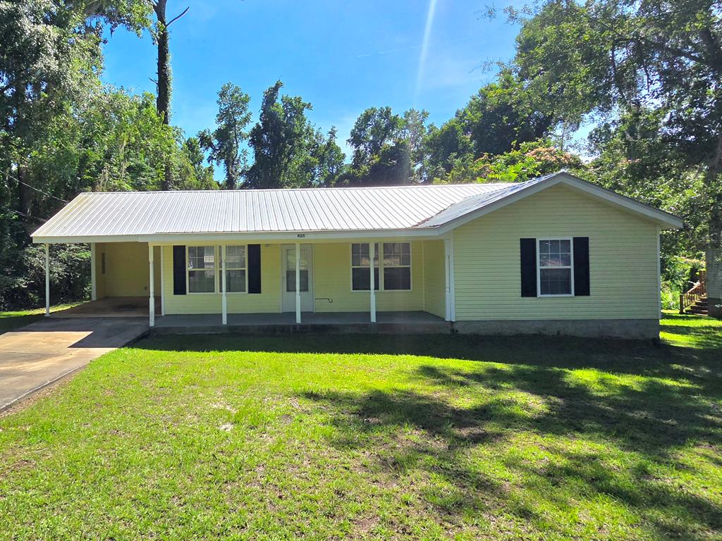 Great home, at a great price looking for it's family. This is a 3 bedroom, 2 bath home with a light and bright floor plan. The kitchen has clean and crisp white cabinets. Family room has vaulted ceiling, leaving the room feeling even more spacious. Short walk to the park and schools. Don't miss your chance to see this cute house, give your agent a call today!