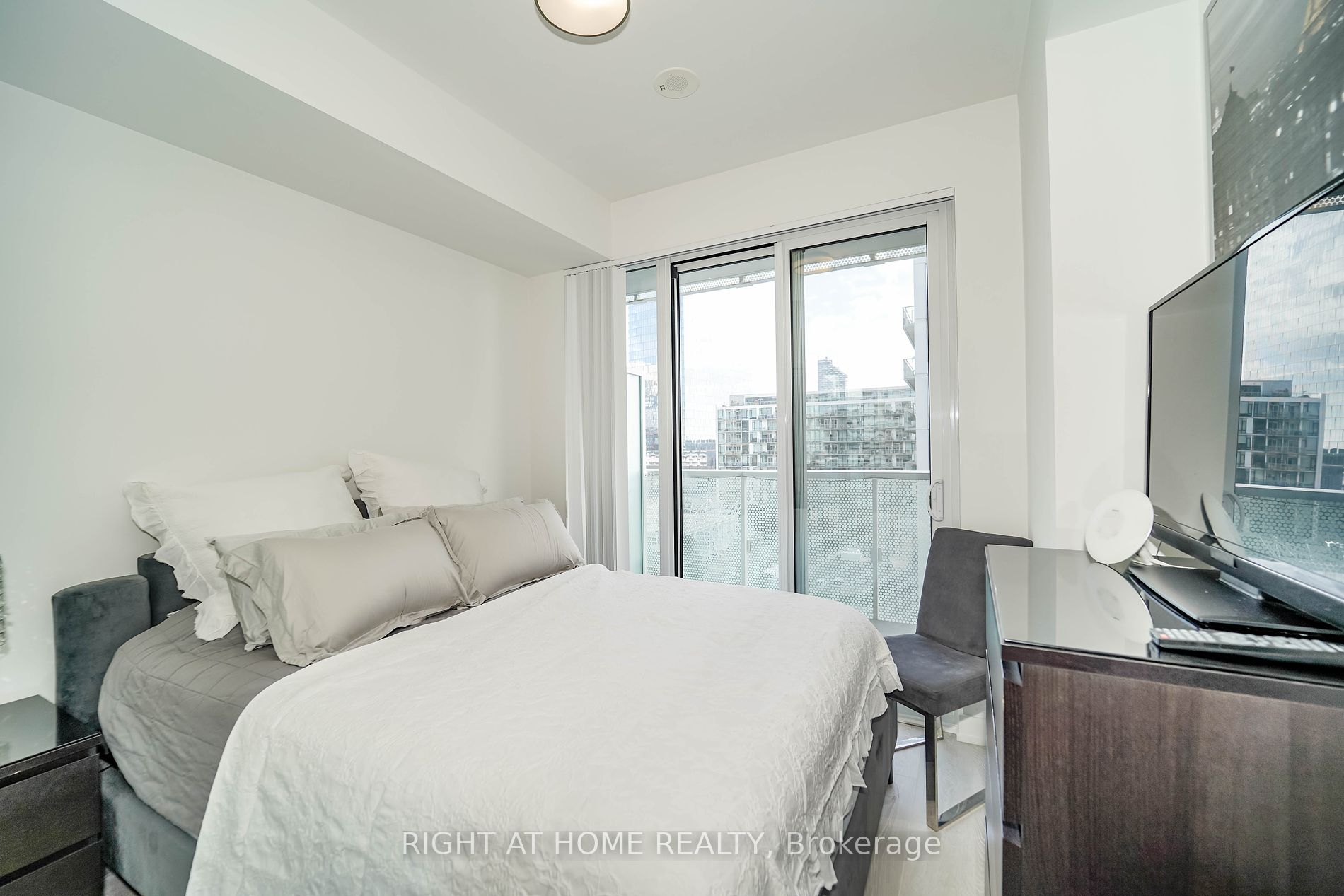 15 E Queens Quay 707