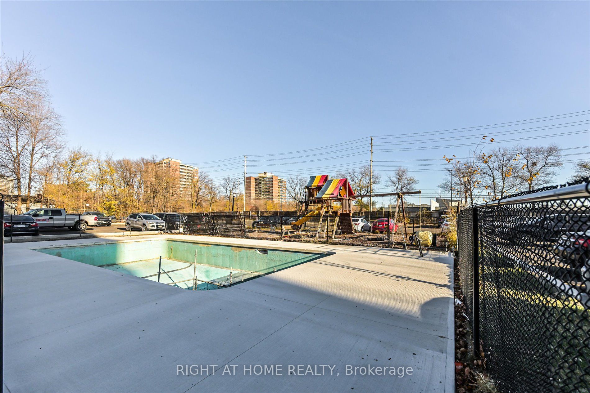 3105 Queen Frederica Dr 905