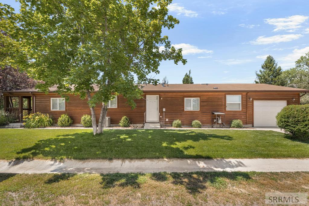 381 E 3rd N