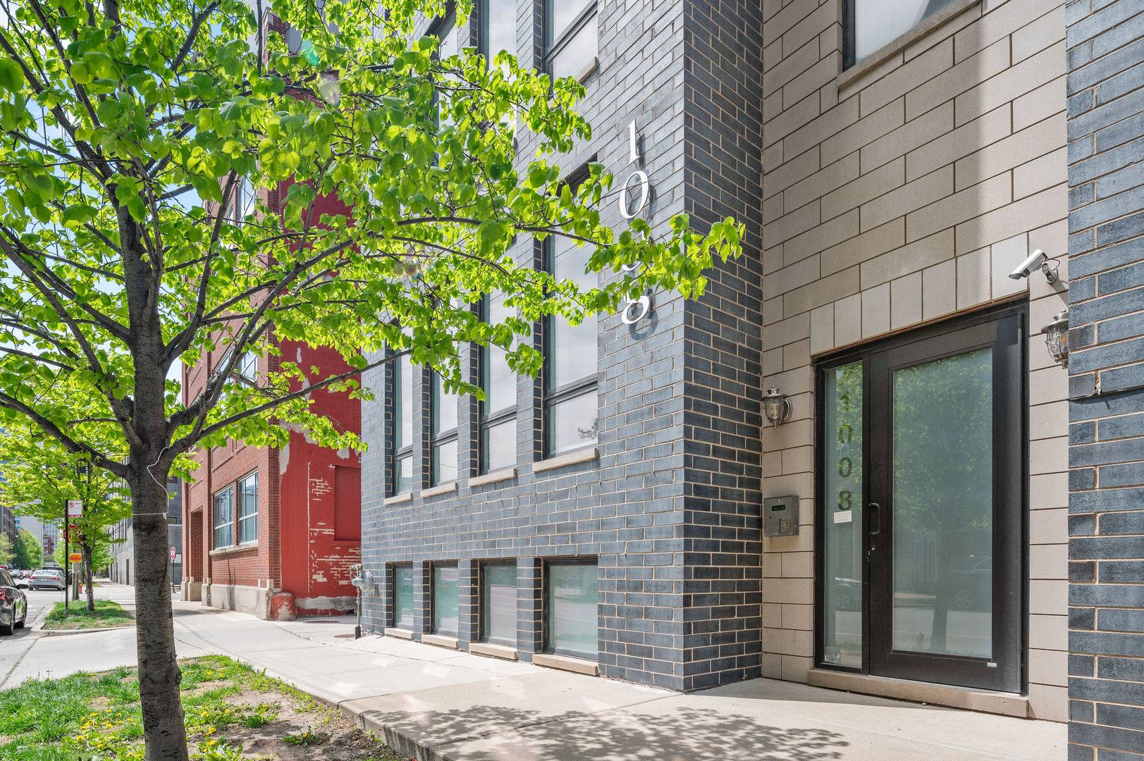 Welcome to this stylish and modern two-bedroom, two-bathroom corner unit featuring a stunning oversized roof deck. Located in a boutique all-brick building, this home greets you with a spacious split-level floor plan that perfectly balances comfort and functionality. The open-concept main living area is ideal for entertaining, featuring a dedicated dining space, cozy breakfast nook, and expansive living room. Step out onto either of your two outdoor spaces: a sunny back patio or the oversized roof deck, perfect for relaxing and take in breathtaking views of the city skyline. The sleek, contemporary kitchen is a chef's dream, equipped with an oversized island, Bosch stainless steel appliances, high-end finishes. Custom white integrated cabinetry by Sykora, quartz countertops, and a glass tile backsplash add a luxurious touch. The primary suite offers a peaceful retreat with a generous walk-in closet with custom organizers, a private balcony, and a spa-inspired en suite bath featuring an oversized shower, dual vanities, and heated floors. Throughout the home, you'll find thoughtful upgrades including an integrated sound system, oak hardwood flooring, and a full-size washer and dryer. Additional highlights include extra storage and an attached heated garage parking space included. Outside your door, enjoy unbeatable access to the Chicago River, nearby parks, Whole Foods, Mariano's, New City, and more.