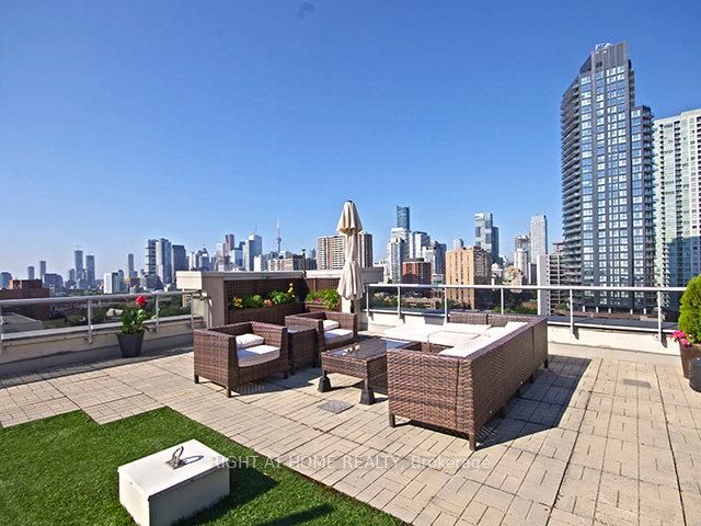 225 E Wellesley St 809