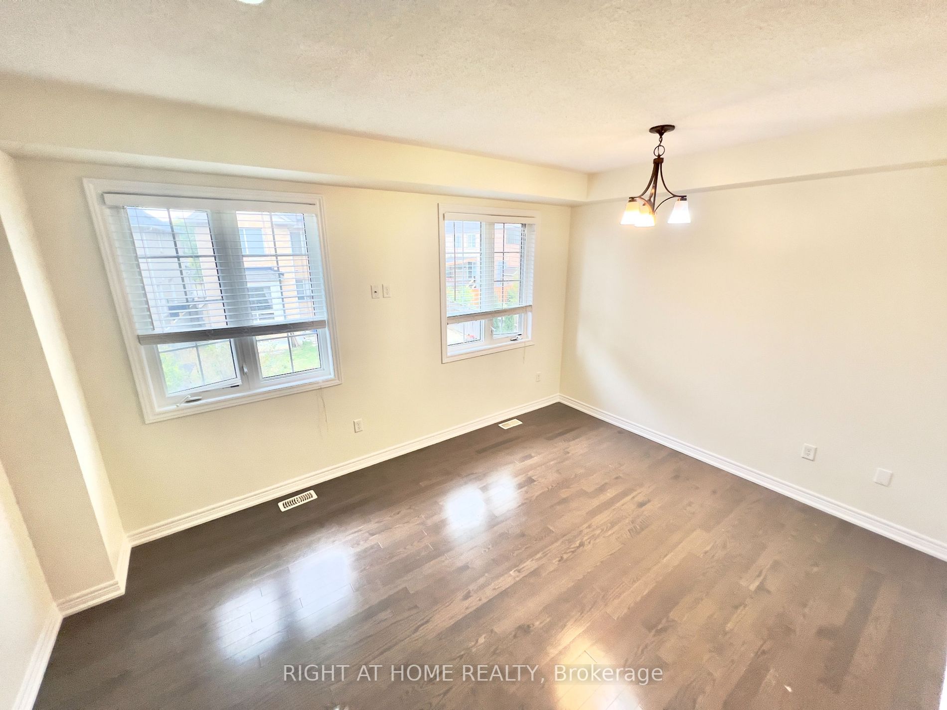 1352 E Granrock Cres