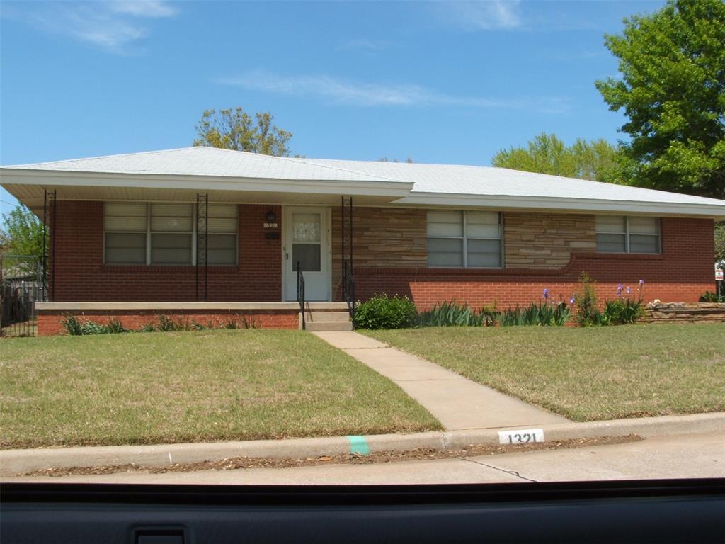 3 Bedroom, 1.5 Bathroom, 1 Car Garage located on a corner lot in central Norman close to campus! Includes Washer and Dryer,
Call for More Details!

Pets: YES
Refrigerator: no
Washer and Dryer: Yes
Fenced Yard: Yard