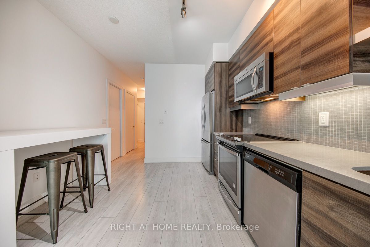 525 W Adelaide St 932