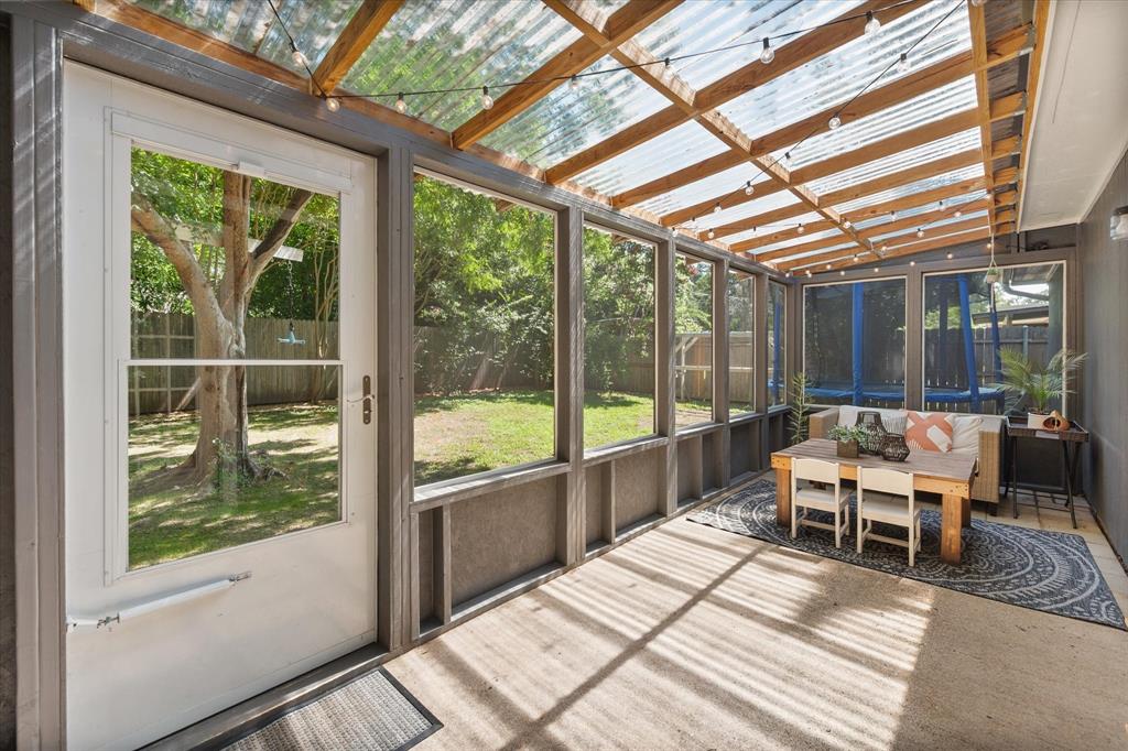 917 W Lovers Lane