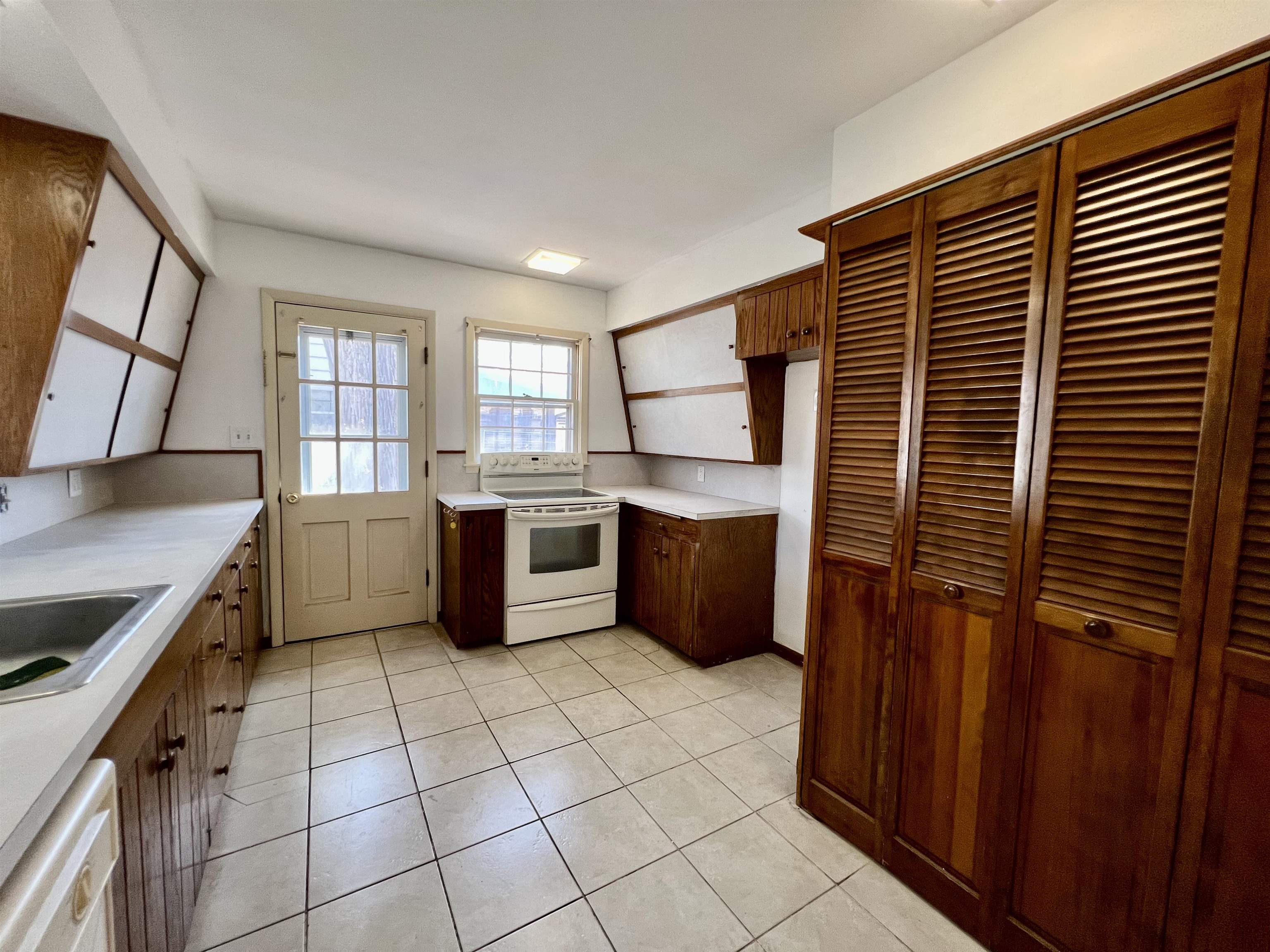 821 E 10th