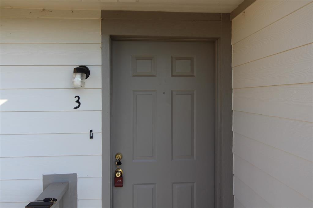 A cozy two bedroom, one bathroom upstairs unit with approximately 975 square feet. Comes equipped with all kitchen appliances and washer/dryer hookups.

Tenant pays electric and water.

Listing broker is an owner of the company that owns this building with license 071687.


*Accepts Norman Housing*

On NHA applicants, the first month of tenant’s portion is free if allowed by housing. With 13 month lease.

Pets Welcome (2 PET LIMIT):
1 Pet - $300 Deposit + $25/month Pet Rent
2 Pet - $400 Deposit + $40/month Pet Rent