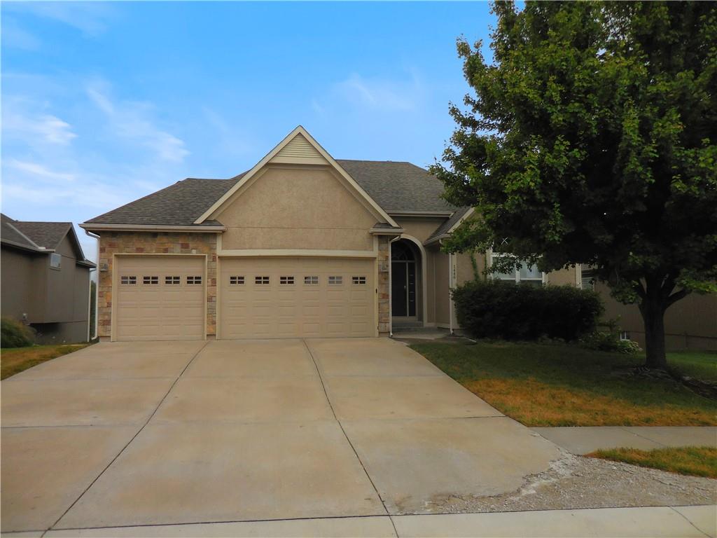 Beautiful Reverse 1.5 story. This home is very spacious and open concept at its best, allowing a lot ofnatural light. The covered deck overlooks the tree line and manicured lot. Backing up to woods make this feels secluded and charming. Spacious kitchen with gas stove and all stainless steel appliances. Huge Primary with en-suite including separate shower and a jetted tub and walk in closet.Convenient main level laundry room off kitchen. A second bedroom/bathroom on main. Finished walkout basementwith bedroom/bathroom and a wet bar. So much space and daylight in this home.