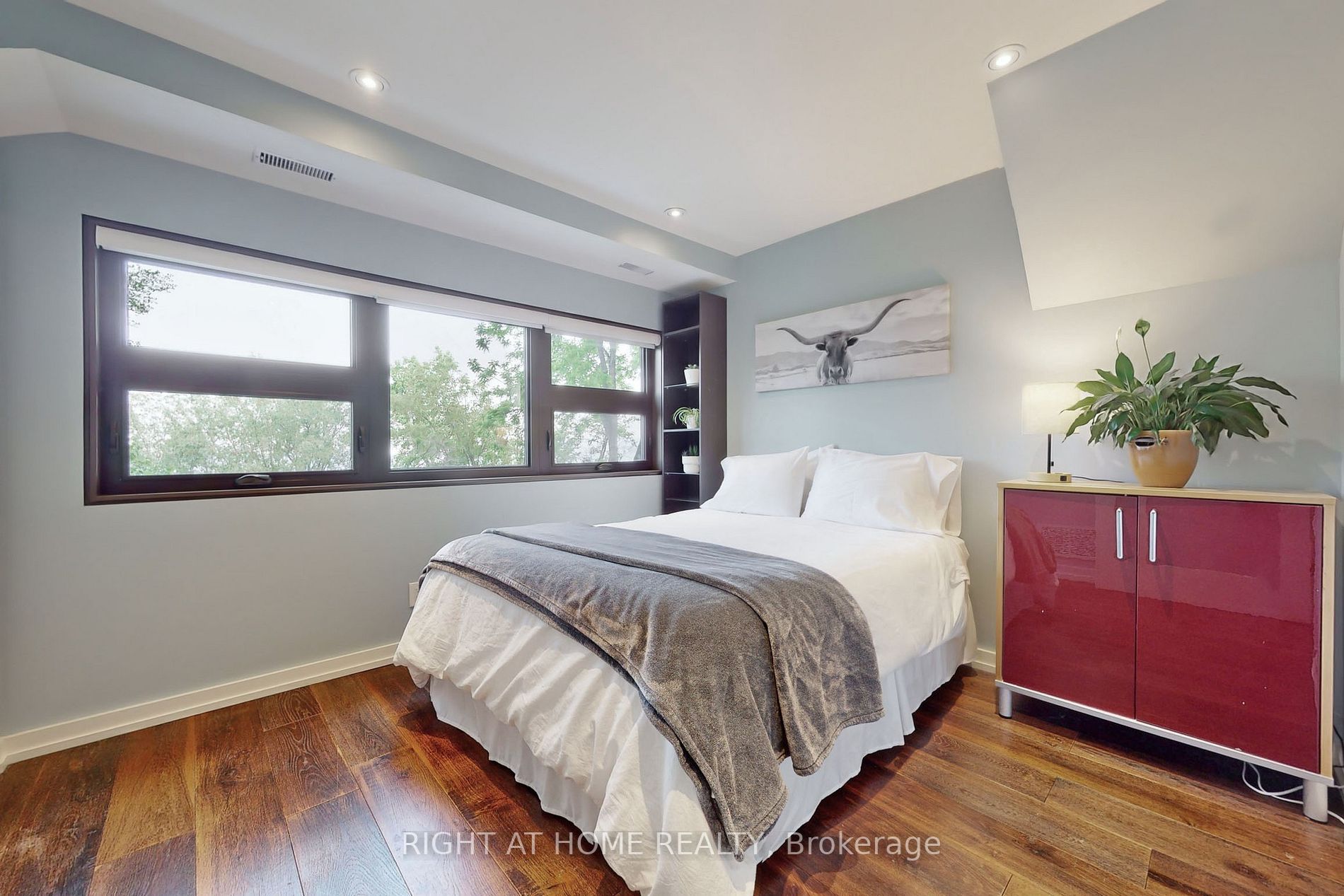 868 Danforth Pl