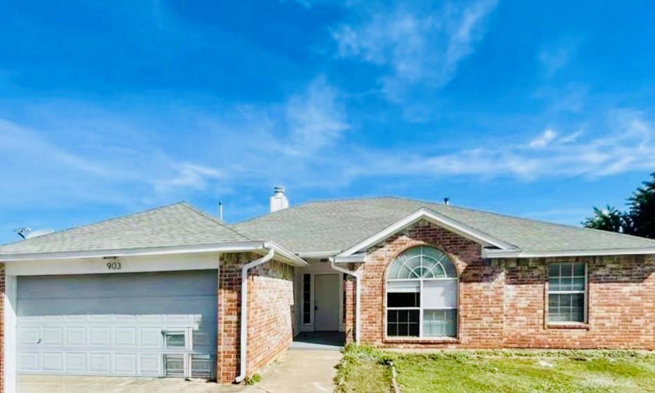 Charming Edmond home just minutes from UCO! This 3-bedroom, 2-bathroom property is full of character and smart updates—perfect for students, first-time buyers, or investors. Located in one of Edmond’s most walkable and convenient neighborhoods, it offers a bright, open layout and easy everyday living. With a strong rental history and close proximity to campus, it’s a great opportunity for a cozy home or a solid investment.
This home is currently tenant-occupied. Please provide a minimum of 48 hours' notice for all showing requests. The seller holds an inactive real estate license and is related to the broker.