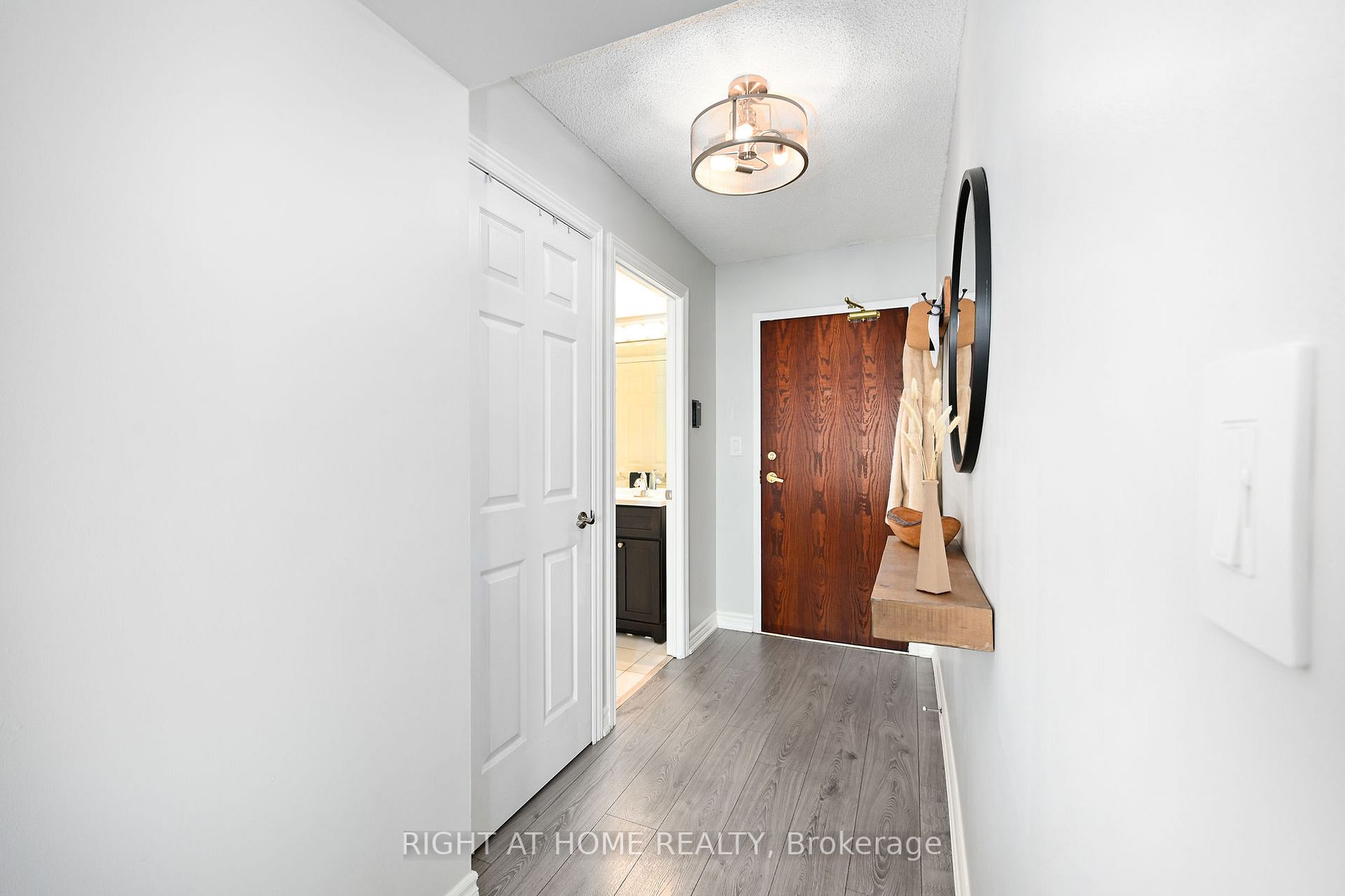 190 Manitoba St 805