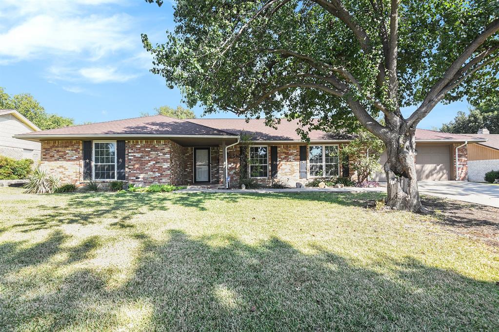 Welcome home! This incredible 4 bedroom 3 bath home situated on one quarter of an acre in the desirable Southern Hills
addition of Ft. Worth features an in-ground pool, excellent curb appeal with lush landscaping and a small pond!! This home
was designed for entertaining! Living room features a wet-bar and the kitchen is huge with tons of cabinetry, and opens to a
light filled breakfast room with a view of the backyard! Split bedroom floor plan, two of the bedrooms have en-suite baths.
Additional storage shed in the backyard. Oversized garage with built in storage. This home truly has it all. Schedule your
private showing today and start packing!