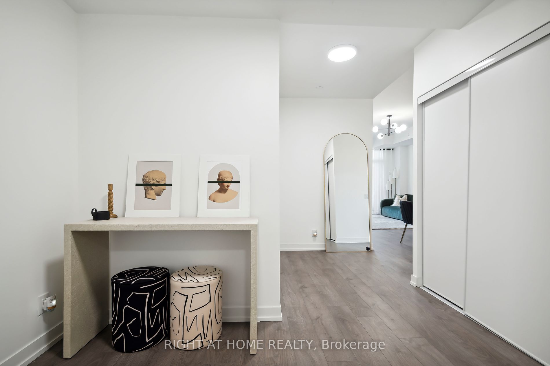 270 Dufferin St LPH17