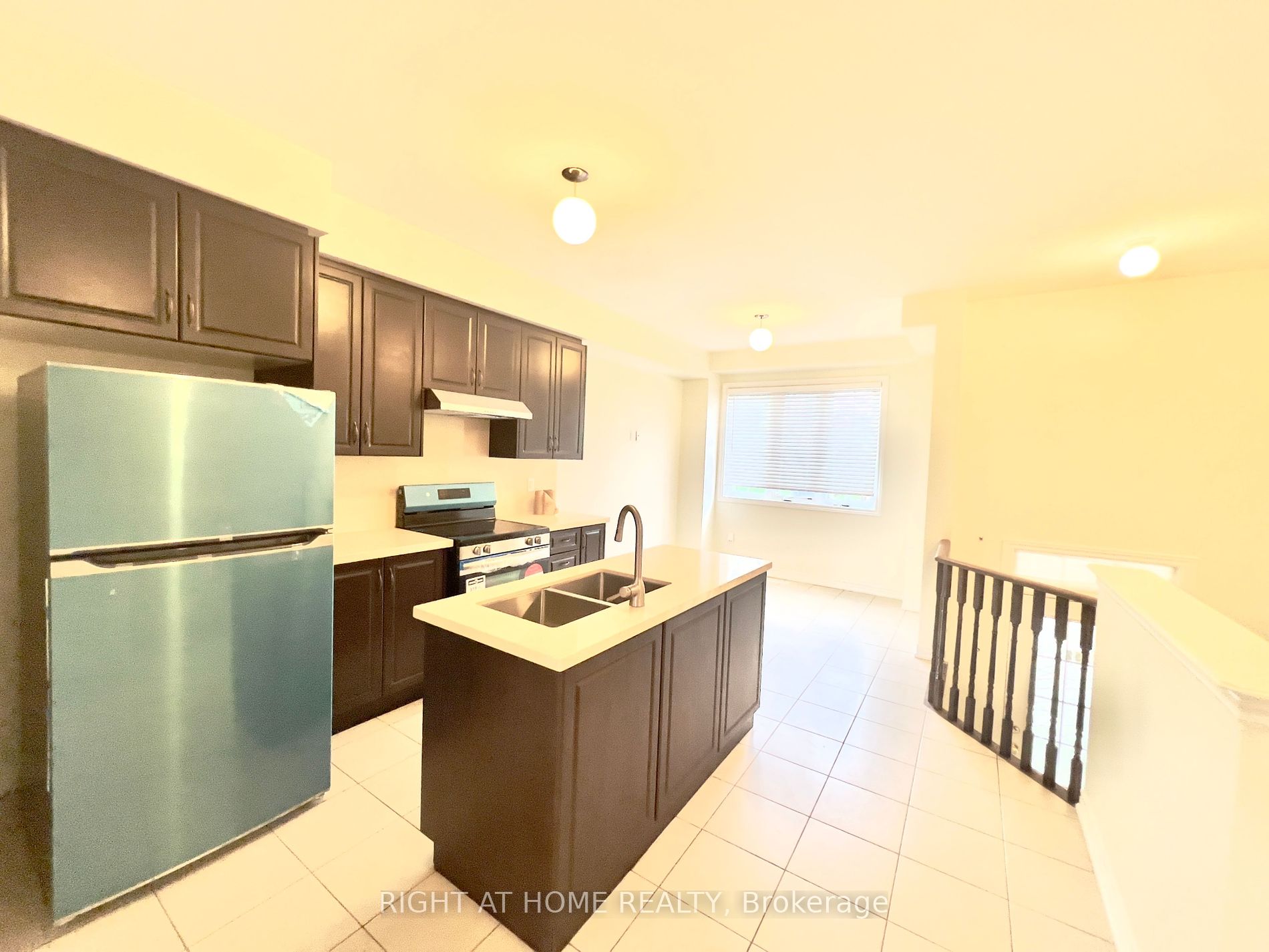 1352 E Granrock Cres