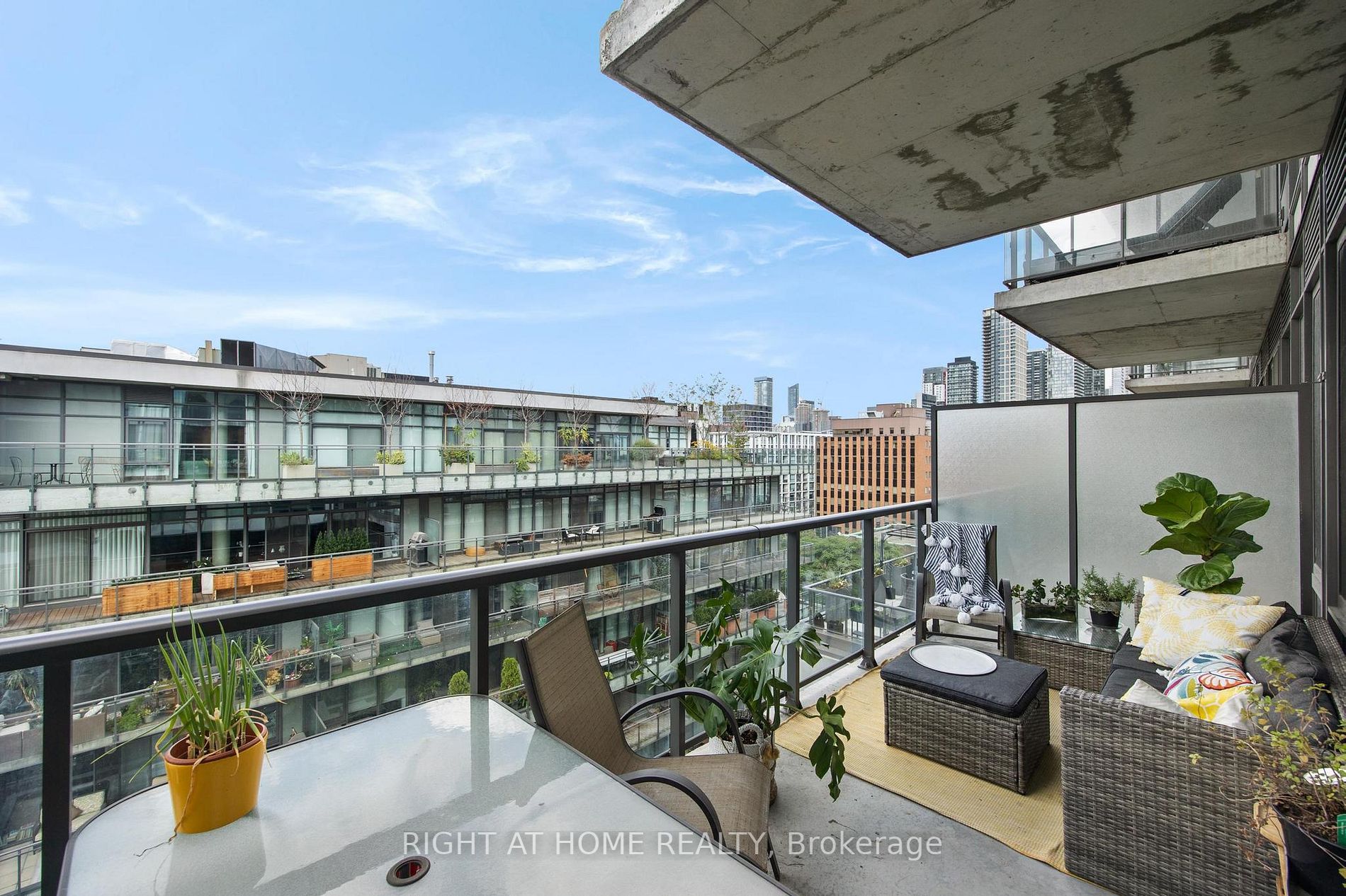 560 W King St 1004