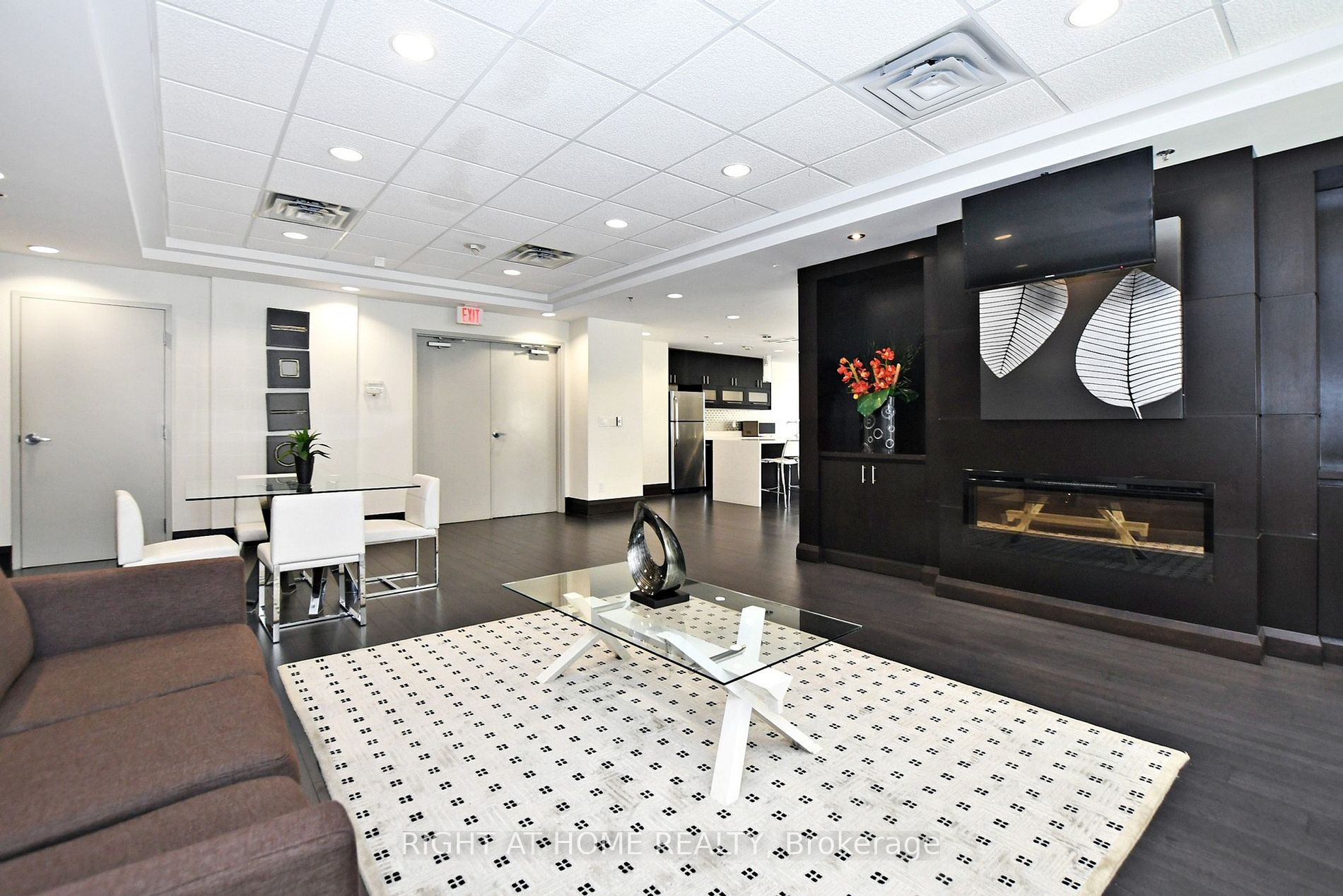 75 King William Cres 204