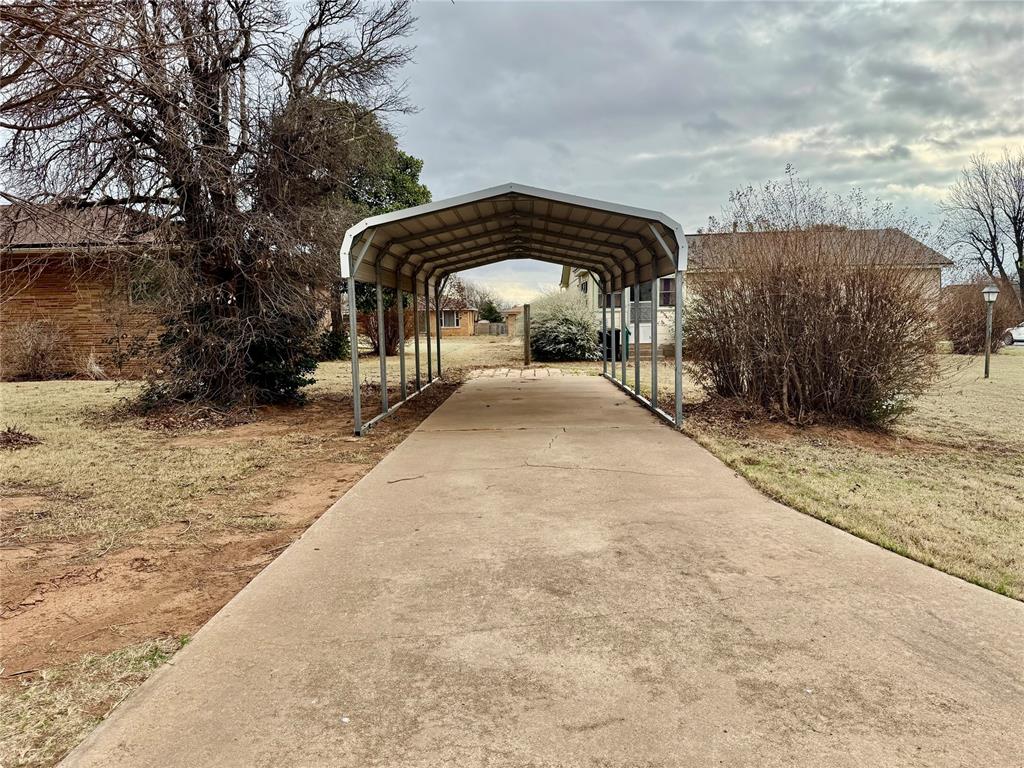 711 N Broadway Avenue