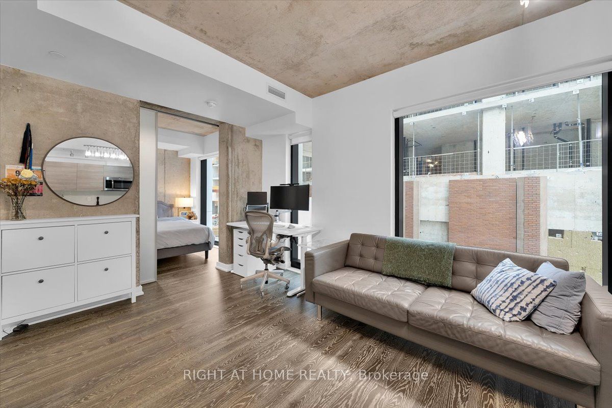 11 Charlotte St 402